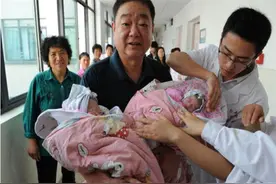60岁高龄产妇冒险生二胎，10年过去，已被现实打败图片