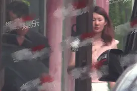 王宝强身穿黑色上衣戴墨镜，与女友冯清同到工作室图片