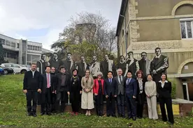 近日，重庆30名大学生全员被法国名校录取，还来自同校同学院图片