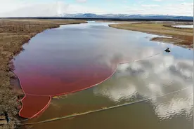 俄罗斯2万吨柴油泄露，河流被染成红色，普京得知后很生气图片