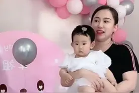 赵本山徒弟丫蛋全家福，二婚丈夫小鹏飞抱女儿出镜，画面温馨幸福图片