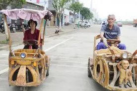 6旬爷爷自制木头车，接送上幼儿园双胞胎孙女，至今已是第四辆图片