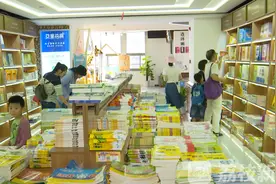 家长抢购下学期课本感叹难买 部编版教材仅一年级语文课本有售图片