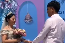 农村小伙大操大办，迎娶比他大二十多岁的新娘，村民：减轻负担了图片
