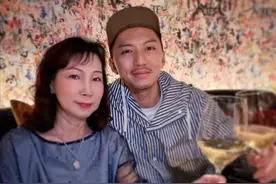 TVB当家小生为逆龄妈妈庆生，与三亿千金老婆结婚半年像老夫老妻图片