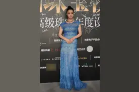 蒋欣的身材才是正好，穿紧身裙曲线窈窕，性感的很高级图片