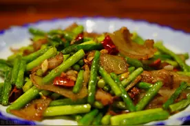 蒜苔炒肉很简单，多加一个步骤，蒜苔味道香甜好吃，还特别入味图片