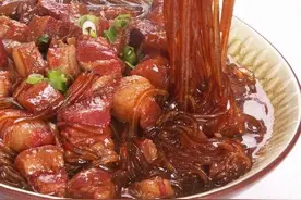 这种粉条含致命危险。加热后会分解出甲醛危害肾脏。图片