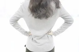 女人后腰两个凹下去的点是什么？图片