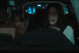 妈妈在孩子面前崩溃大哭，竟成全网批判对象，你不必强装“超人”图片