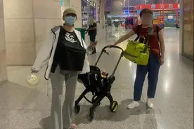 34岁热依扎带娃拍戏，火车站背箱子走路吸奶，脸色苍白好憔悴图片
