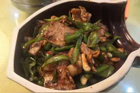 丈母娘生日请客吃饭，9个人点了7菜1汤，妻嫂：这女婿真会来事图片