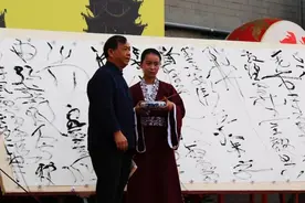 曾翔表演“吼书”马失前蹄，专家：快扶起来，别摔坏了“国宝”图片