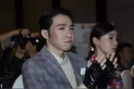 俞灏明无意显露烧伤双臂，布满疤痕惨不忍睹，宛如80岁老人图片