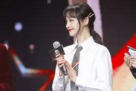 “减龄穿搭”之学院风，百褶裙是青春的代名词，充满少女的气息图片