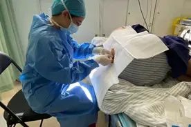 穿越大半个中国，他来到华山医院完成了诺西那生钠首次鞘内注射治疗图片