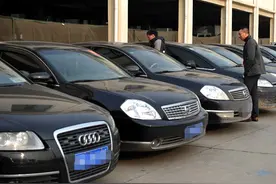 河南二手市场怪象，大量豪车侧躺晒太阳，车贩：晒完价格翻倍图片