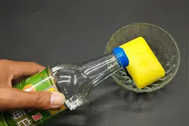赶快把香皂放进白醋里，这个作用好厉害，学会了一年省下不少钱