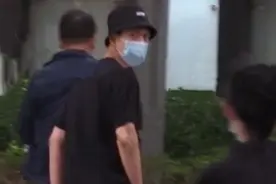 湖北籍男星李现怒斥跟拍者后，一组抓拍照片曝光，回眸瞬间被撩到了吗？图片