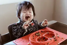 4岁娃嘴里“臭味不断”，医生：别再塞了，家长快住手图片