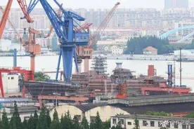 沪东又一新型护卫舰下水，旋转相控雷达，或预示054B改进方向图片