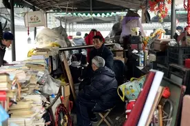 山东这个旧书市场已有近二十年了，摊主从不推销，买卖全凭感觉图片