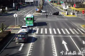 宁波一小轿车突发事故，车主被压在驾驶室动弹不得！危急时刻，他们来了图片