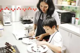 3岁的孩子，将坏水果给妈妈吃？家长们该如何培养孩子的感恩品质图片