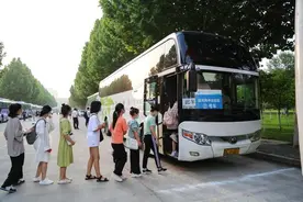 副校长亲自到场送行！漯河医专两千多名学生参加专升本考试图片