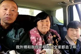 小伙带着全家陪妈妈去医院拆钉，听医生说拆不成，妈妈为何不高兴图片