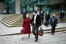 孟晚舟真霸气！穿红色风衣配高跟鞋，“仰望”小3岁老公恩爱有加图片