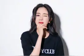 杨幂拍戏遭围观，态度高冷惹路人“不满”，获专人撑伞换鞋排场大图片