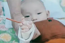 童年电影：男孩出生就有强电压，双手自带电流，无奈只能戴手套图片