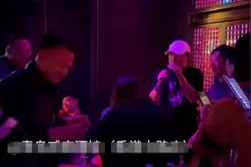 黄渤酒吧嗨玩，现场灯光昏暗满是酒瓶，还把身后女子逗得笑靥如花图片