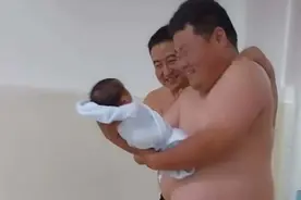 娃刚出生，爸爸和舅舅“熊大熊二”式抱娃乐翻妈妈，网友：太真实图片