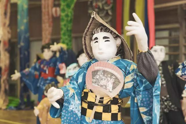 日本有个恐怖村庄,奶奶按照逝者原型做了300个人形,日夜陪自己