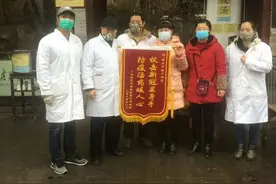 民盟盟员刘光瑞携员工熬制“非常药汤”，防疫一线和普通群众免费喝图片