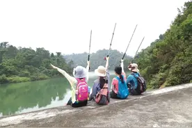 炎炎夏季，登山活动，出出汗排排毒图片