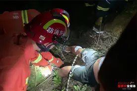 男子腿部被防护网扎伤 消防深夜救援图片