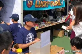 最有个性的百亿富豪，买菜讨价还价，凌晨自己吃烤串，坐地上喝酒图片