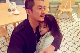 49岁李亚鹏庆生，晒照炫耀女儿李嫣零点送祝福，父女相拥太有爱图片