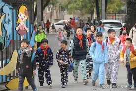 “妈，你以后别穿睡衣接我放学了”，6岁女儿的悄悄话，妈妈眼红图片