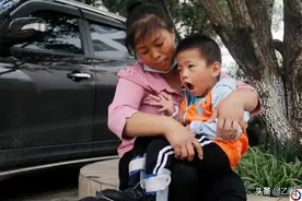 云南一对双胞胎兄弟，弟弟比哥哥晚1小时出生，谁料命运差之千里图片