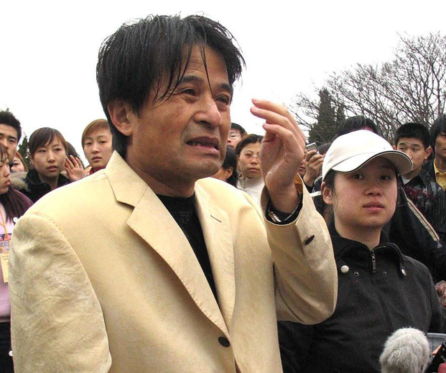 毕福剑隐退多年再出镜，当年光鲜全然不再，现身小饭馆为友人题字
