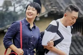 于谦41岁老婆没有名人架子，短发配衬衫裙优雅端庄，虎牙真可爱图片