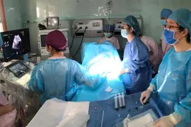 双胞胎在妈妈腹中“较量”，只能进行手术减胎，母亲含泪告别图片