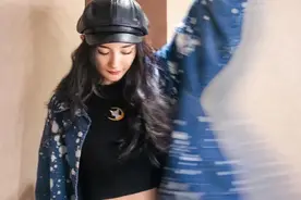 杨幂宅家瘦5斤，肚子赘肉变成腹肌，论女明星的自我修养有多强！图片