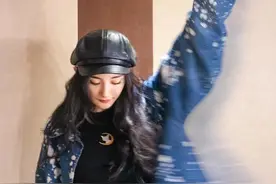 杨幂宅家瘦5斤，肚子赘肉变成腹肌，论女明星的自我修养有多强！图片