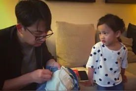 黄磊儿子待遇差，昔日跟黄少艾出门自己坐，黄多多做家务还抱弟弟图片