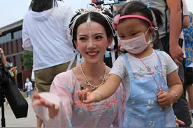 西安不倒翁小姐姐现身大雁塔，一改往日造型，和小萌妹有爱互动图片